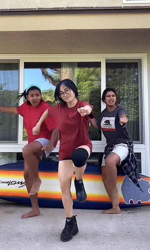 俄罗斯网红吃瓜视频,俄罗斯吃瓜视频揭秘幕后真相  第3张