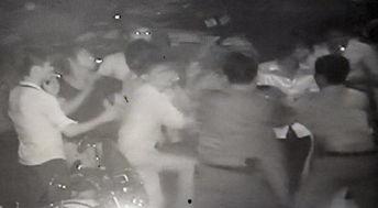 新闻爆料袭警视频,惊现袭警现场！视频曝光警员遭遇暴力冲击  第2张