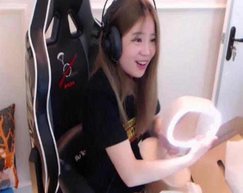 网红吃瓜爆料蛇姐,蛇姐背后的惊人真相，吃瓜群众纷纷热议！  第2张